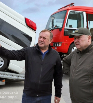 Для допомоги мирним людям: Дніпро отримав від японського міста Осака шість машин спецтехніки
