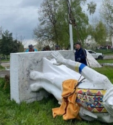Декомунізація триває: на заході України знесено ще дві радянські пам&#039;ятки 
