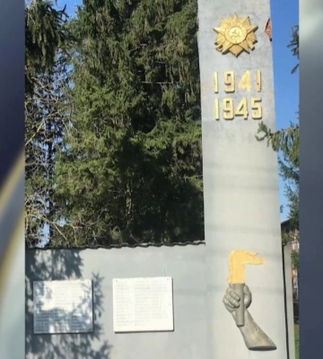 Декомунізація триває: у громаді на Рівненщині досі не зняли радянські серп та молот (ВІДЕО)