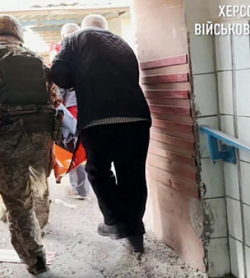 Сегодня российские оккупанты обстреляли центр Херсона: один человек погиб, девять ранены