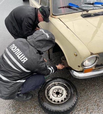 На Рівненщині в автівки під час руку відпало колесу - на допомогу прийшли патрульні (ФОТО)