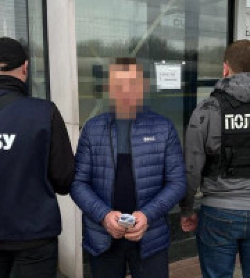 СБУ затримала провідника УЗ, який перевозив ухилянтів за кордон у вентиляційній системі вагона (відео)