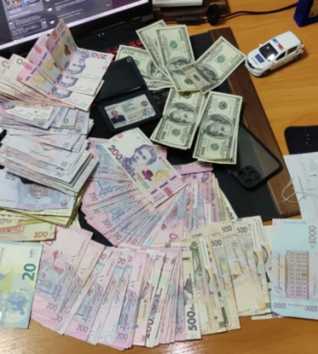 Двом правоохоронцям, які «обілечували» комерсантів Одещини, загрожує до 10 років позбавлення волі