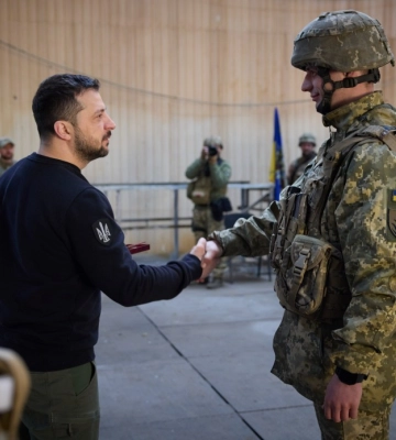Зеленський приїхав на передову у Донецьку область та нагородив захисників (ФОТО)