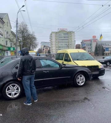 У центрі Рівного зіткнулися два легковики (ФОТО)