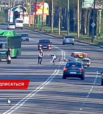 У Кам&amp;#039;янському п&amp;#039;яний водій ВАЗ збив дівчинку, яка йшла за руку з мамою: відео моменту