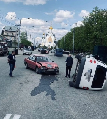 На проспекте Науки в Харькове водитель устроил ДТП и перевернулся 