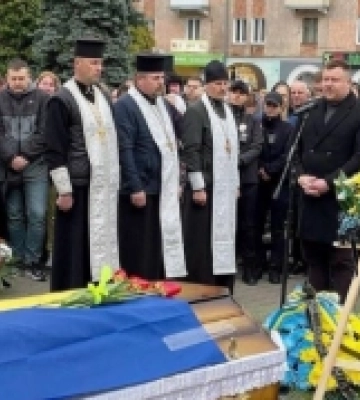 На Волині  навколішки зустріли загиблих військових