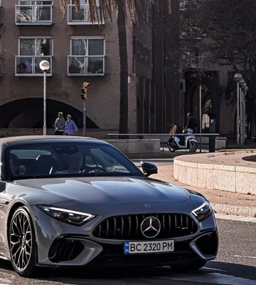 За кордоном засвітився новий дорогий спорткар Mercedes на українських номерах