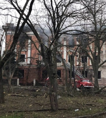 Миколаїв під обстрілом, є влучання у багатоповерхівку