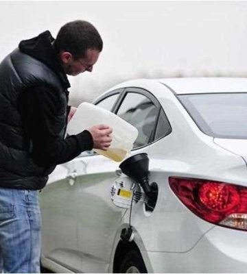 Замість бензину та дизеля українцям продавали “бодягу”: викрито масштабну мережу збуту контрафактного пального