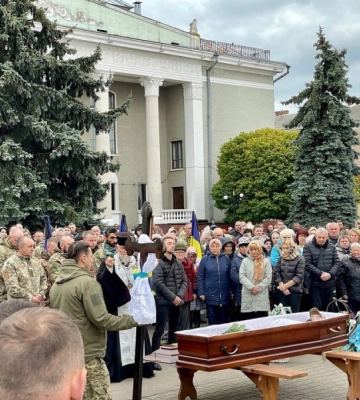 На Волині навколішки зустріли Героїв Романа Тивонюка і Володимира Дацюка: сотні людей прийшли на панахиду