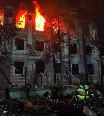 Зеленський показав наслідки ракетного удару по Миколаєву: Цей злочин не зійде росіянам з рук