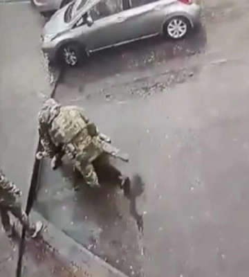 Ногами по лицу: в сети появилось видео избиения гражданского мужчины военными на улице в Черкассах