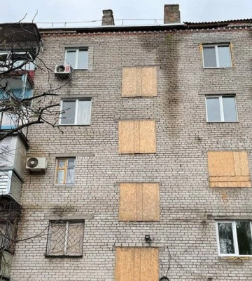 Мешканці пошкодженого будинку в Миколаєві чекають на ремонт даху