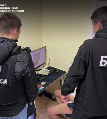 В Одеській та Дніпропетровській областях викрили схему незаконного обміну російських рублів
