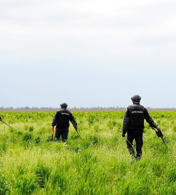 Піротехніки ДСНС продовжують розміновувати землі сільськогосподарського призначення