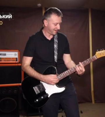 Кропивницький ЛОР грає на електрогітарі рок та пише пісні (відео)