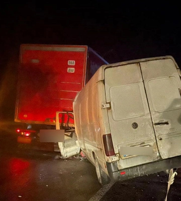 Автотроща на Полтавщині: водія мікроавтобуса затиснуто в салоні