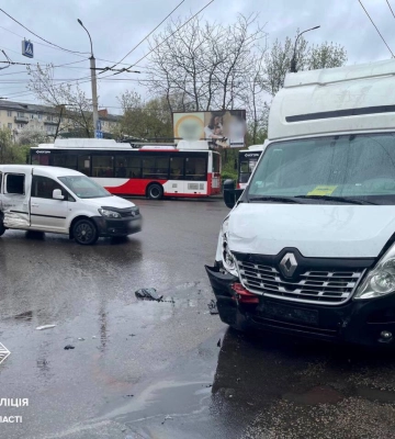 Не надав перевагу в русі: у Луцьку Renault влетів у Volkswagen. Фото