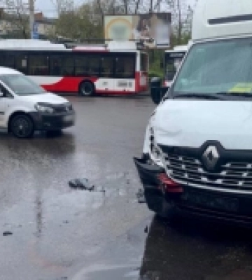 У Луцьку бус стукнувся з вантажівкою