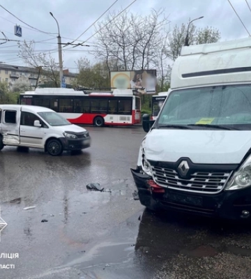 Аварія на Глушець у Луцьку: легковик не пропустив вантажівку