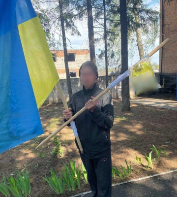 На Харьковщине мужчина с могил погибших воинов ВСУ похитил украинские флаги
