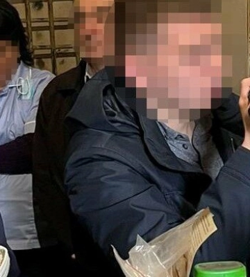 На Львівщині чоловік видурював у людей гроші, перебуваючи за ґратами