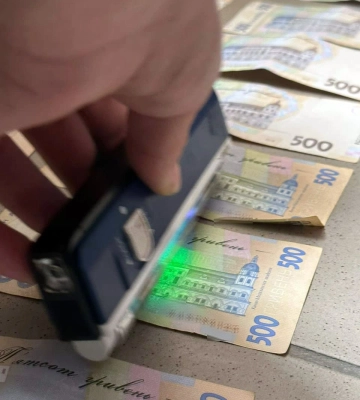 Рівненські поліцейські затримали посадовця під час отримання хабаря