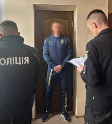Рівненські поліцейські затримали посадовця під час отримання хабаря