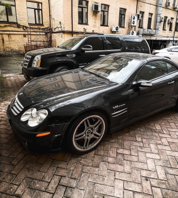 В Киеве заметили очень редкий и мощный спорткар Mercedes 2000-х 