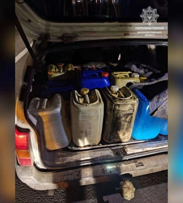 У Дніпровському районі з вантажівки злили близько 200 літрів дизпалива