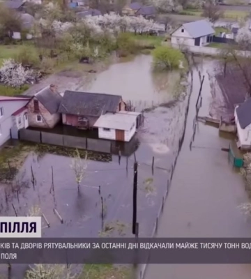 Вода все прибуває: на Волині люди рятують будинки від повені, а на городину вже й не сподіваються