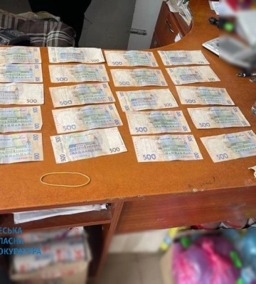 На Одещині затримали патрульного, він вимагав хабар з військового за повернення документів на авто для фронту, - ФОТО