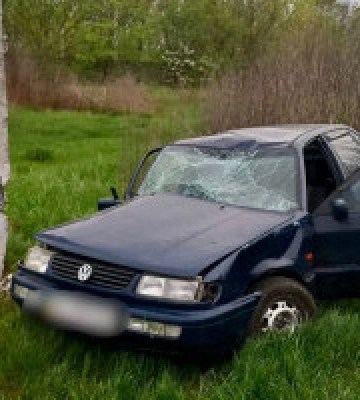 На Київщині водій Volkswagen Passat наїхав на пішохода та врізався в електроопору