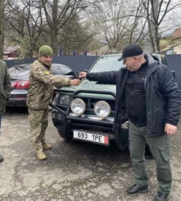 З Рахова передали чергове авто  для ЗСУ