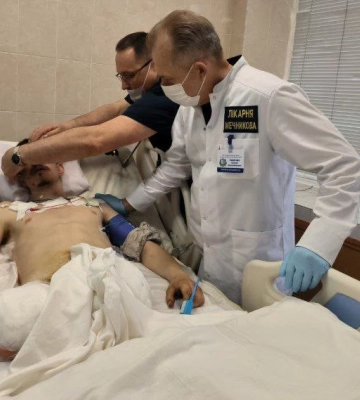 Життя трималось на краплях крові та ліків: у Дніпрі медики врятували 23-річного військового