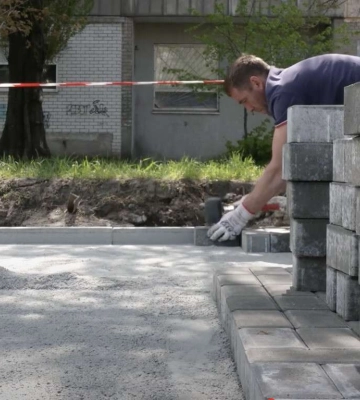 У Дніпрі оновлюють вуличне освітлення та пішохідну зону: де проводяться роботи