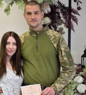 Приїхав з передової, щоб одружитися: у Луцьку побралися військовий та його кохана