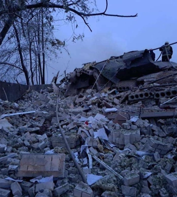 У Дніпрі ракета рф зруйнувала приватний будинок, підприємство та будівельну базу: фото наслідків атаки