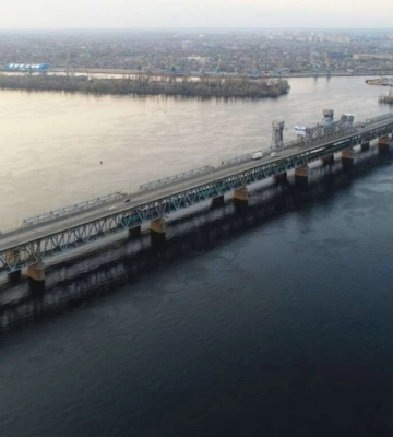 У Дніпрі сьогодні ввечері перекриють Амурський міст: як зміниться рух транспорту