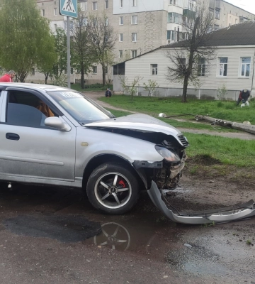 У Глухові легковик не вписався в поворот та збив бетонну електроопору