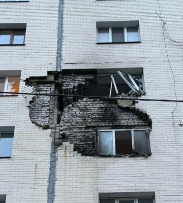 Нічна ракетна атака. На Київщині уламки пошкодили багатоповерхівку, постраждала дитина