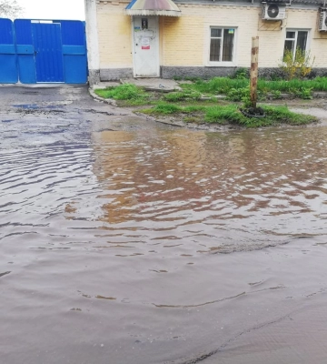 У Полтаві після нічного дощу вулиця Кагамлика перетворилася на річку – автомобілі утворили довжелезну «тягнучку»