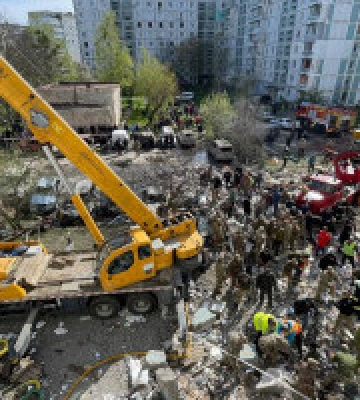 Внаслідок ракетного удару по Умані пошкоджено 10 багатоповерхових будинків, щонайменше 10 осіб загинуло