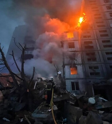 Трагедія в Умані. З’явилося відео моменту влучання ракети в будинок