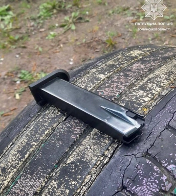 У Луцьку два чоловіки залишили пістолет на дитячому майданчику