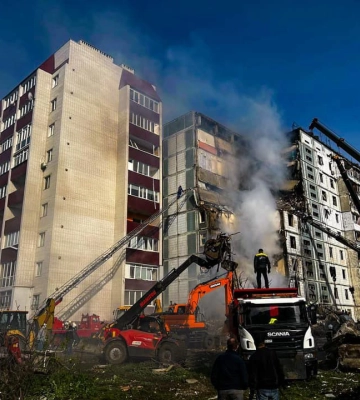Удар ВС РФ по девятиэтажке в Умани: число погибших увеличилось до 10 (видео)