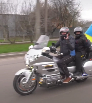 Під гімн України та з синьо-жовтими прапорами байкери у Полтаві відкрили мотосезон