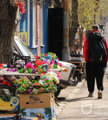 У Дніпрі штрафують за незаконну торгівлю штучними квітами та вінками